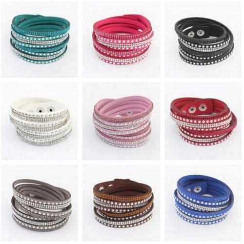 Moderna ādas rokassprādze ar  kristāliņiem, dažādas krāsas, garums ir regulējams..